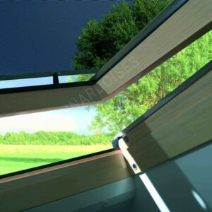 Fenêtre de toit Fakro posée sur toiture en ardoise – ouverture par projection, vitrage double