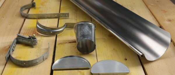 Gouttières demi-rondes en zinc sur toiture ardoise – pose traditionnelle