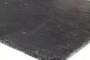 Zoom sur la texture structurée de l’ardoise naturelle Cufica STD 30x20