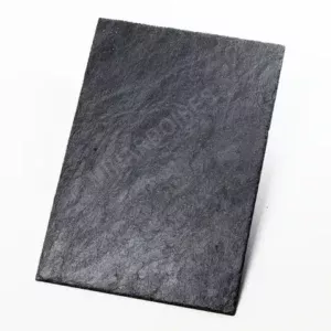 Ardoise naturelle K08 Avantage Forte 35×25 cm – finition structurée noire, posée sur toiture