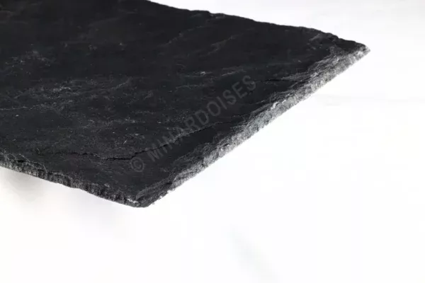 Ardoise naturelle K08 Avantage Forte 35×25 cm – finition structurée noire, posée sur toiture