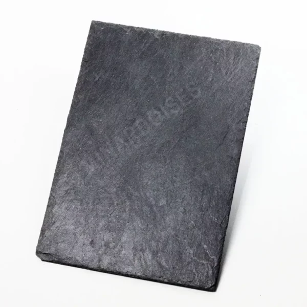 Ardoise naturelle K08 Avantage Forte 60×30 cm – finition structurée noire, posée sur toiture