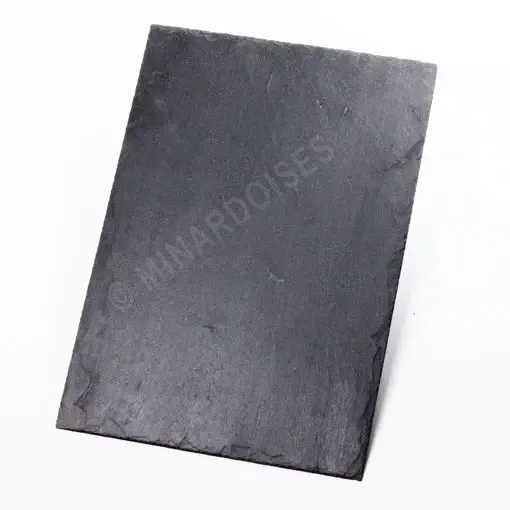 Ardoise naturelle Luz 40 Authentique 32 × 22 1 Toiture en ardoise naturelle Luz 40 Authentique 32 × 22, certifiée A1 T1 S1, couleur noir-bleuté uniforme