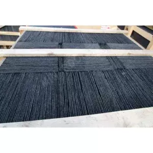 Ardoise naturelle K08 Avantage Forte – finition structurée noire, vue palette