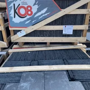 Toiture en ardoise naturelle K08 extra forte épaisseur 32×22, certifiée A1 T1 S1, finition gris-bleu uniforme