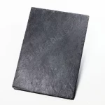 Ardoise naturelle K08 Avantage Forte 60×30 cm – finition structurée noire, posée sur toiture
